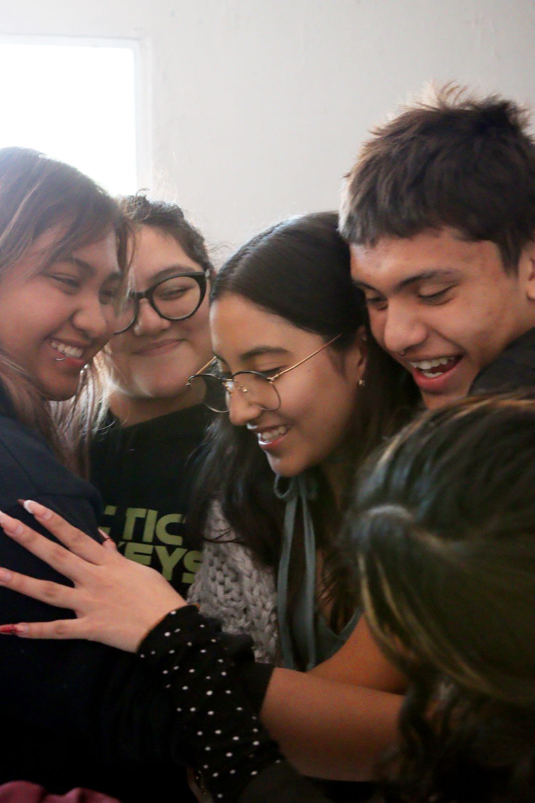 Estudiantes de DEART riendo en comunidad