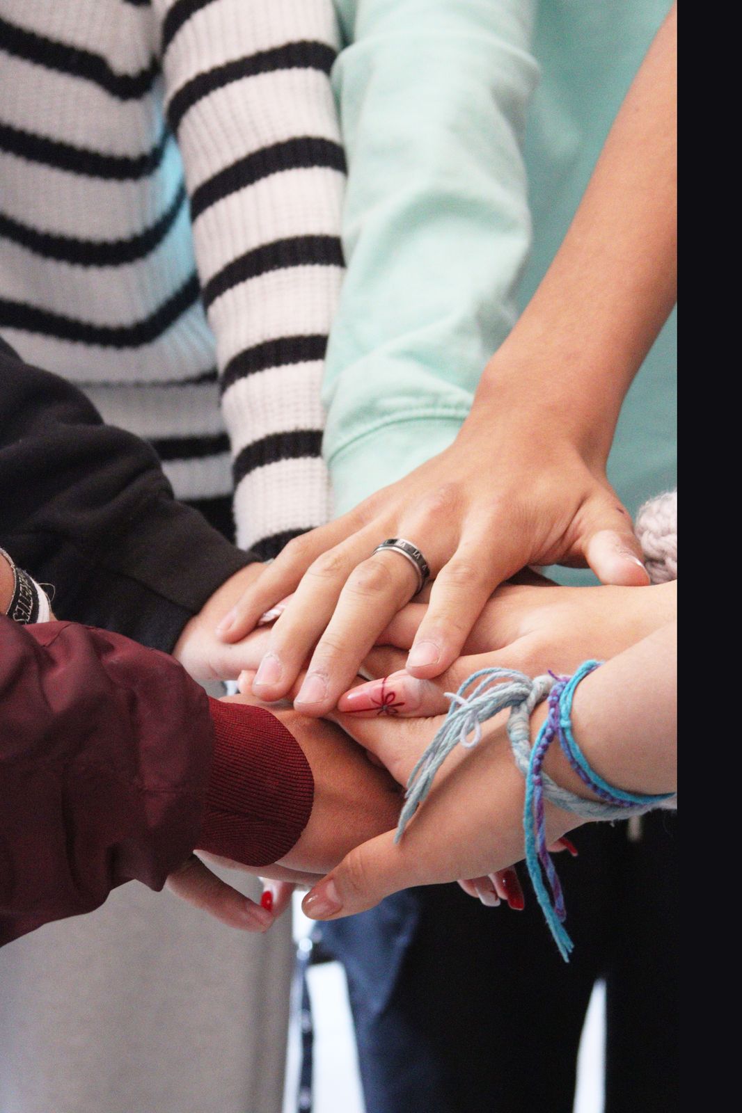 Estudiantes de DEART uniendo sus manos