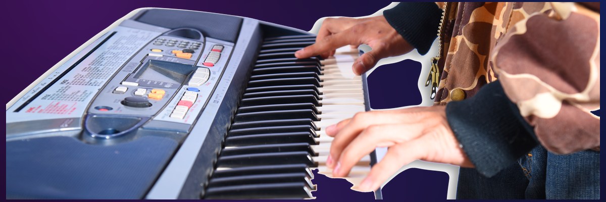 Estudiante de DEART tocando teclado